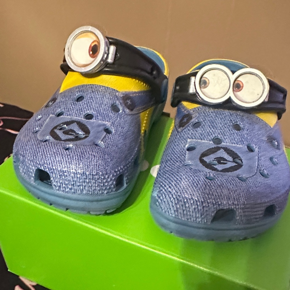 CROCS Kids Blue and Yellow Minions Slippers